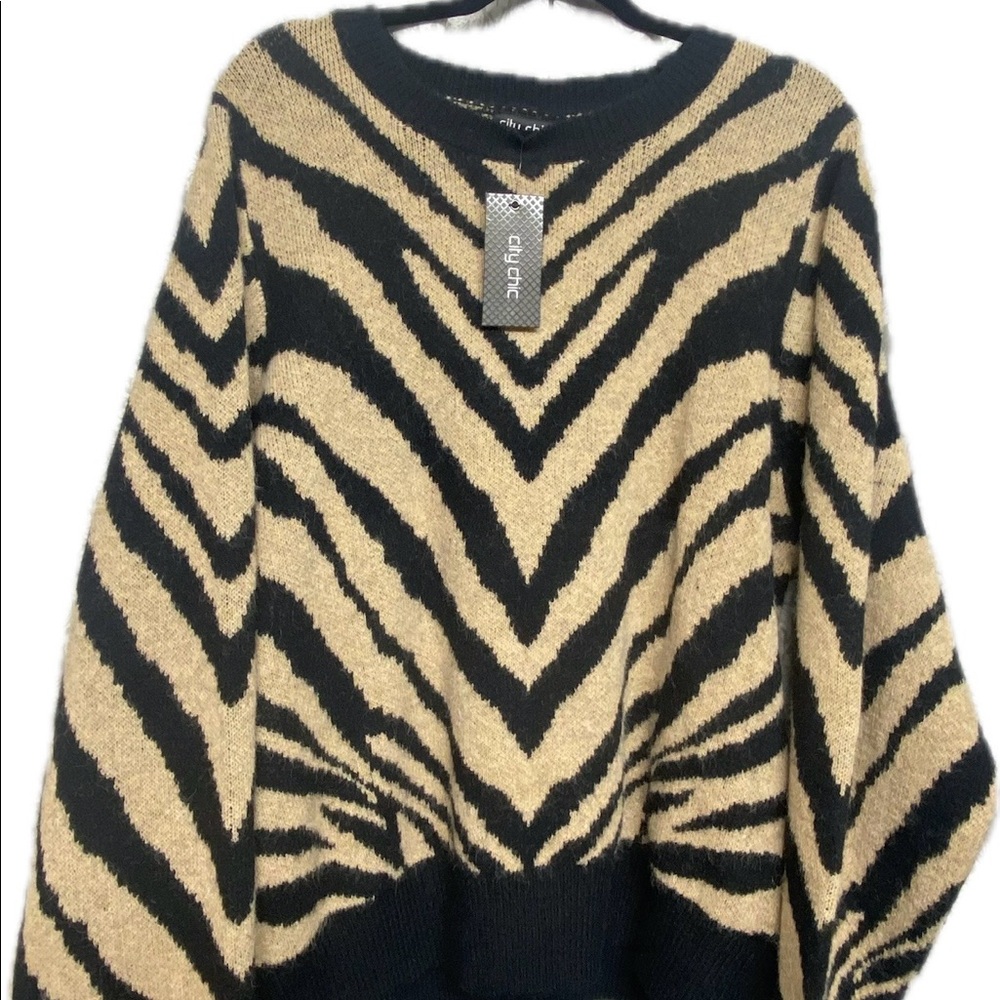 Cozy sweater perfect for fall! Black/tan animal print. Size L/ 20